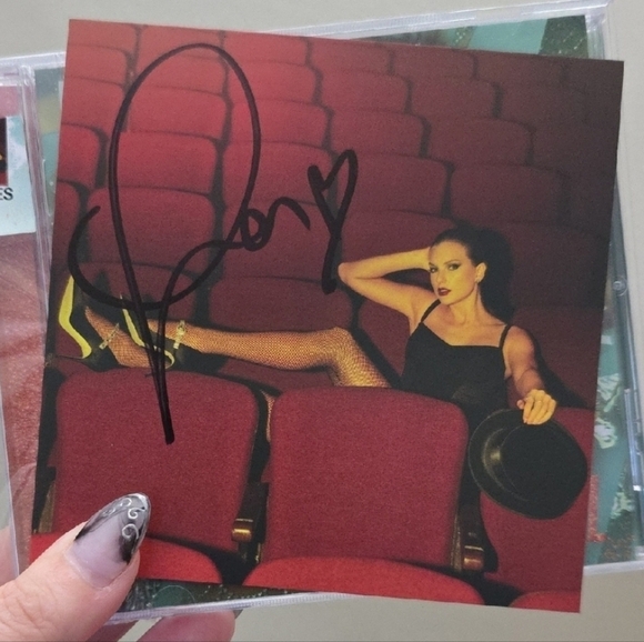 Signed CDs The Life of a Showgirl Set Taylor Swift X4 - Picture 5 of 6